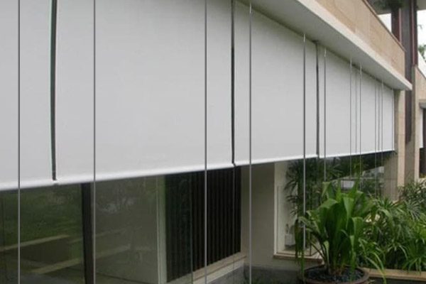 Smart-Curtain-Outdoor-Roller-Blind-Side-Door-Yard-Installation-02